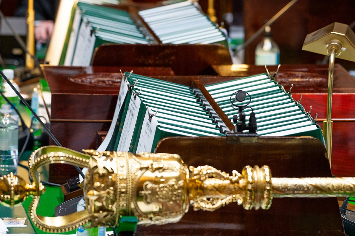 A close image of the centre table, showing the mace and statue books.